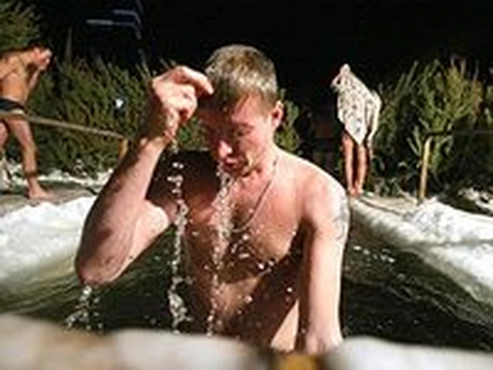 Зимние купания голых девушек нудисток в проруби (30 фото)