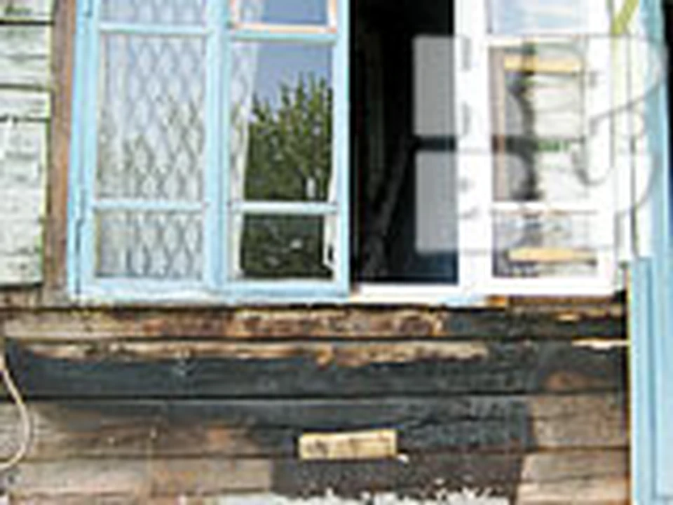 Окно комнаты, в которой начался пожар, было разбито.