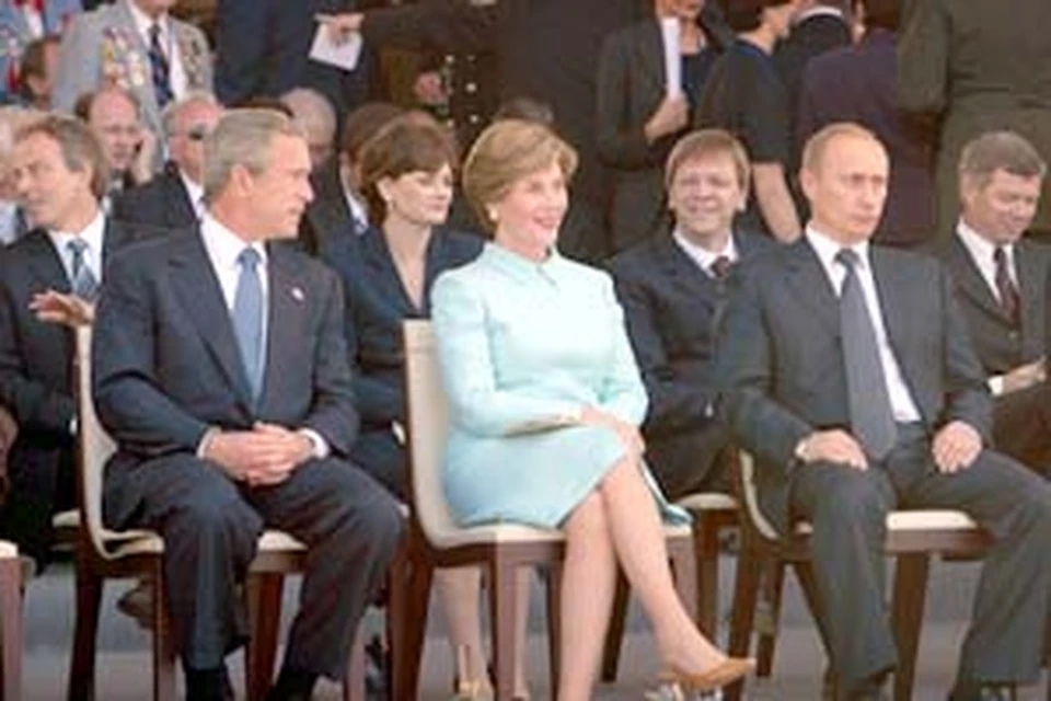 Первый ряд: Джордж Буш и его супруга Лора, Владимир Путин. Второй ряд (по значимости в мировой политике): Тони Блэр и его супруга Черри, бельгийский (в очках) и норвежский премьеры.