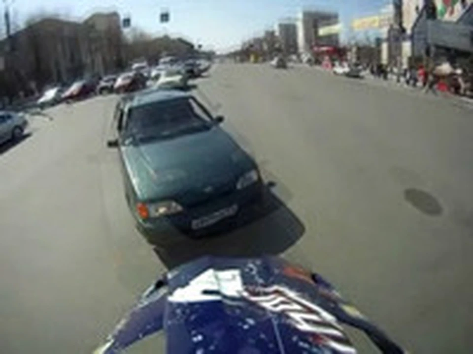 Челябинский мотоциклист снял на видео, как врезался в легковушку