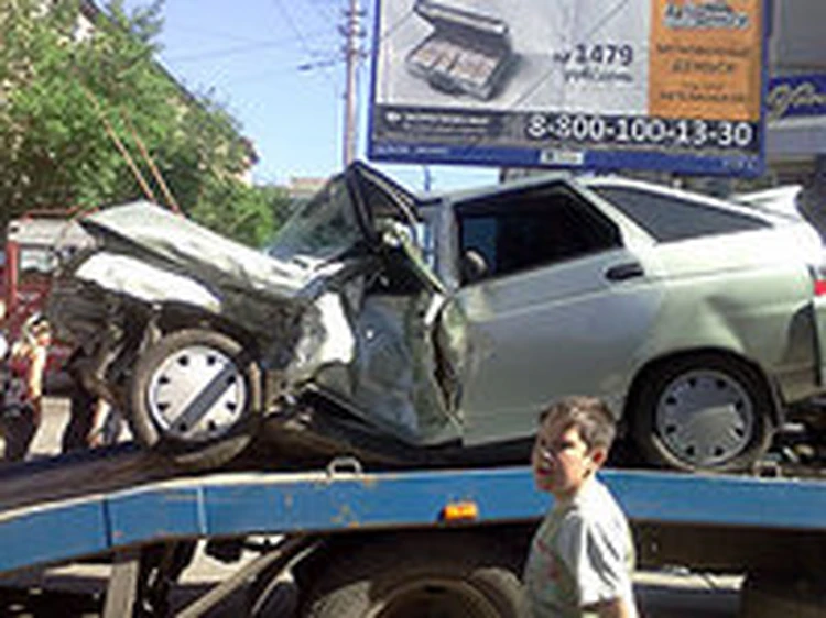 В Саратове в ДТП погибла водитель «двенадцатой», а студентка на «Порше» расстроилась, когда ее машина рассыпалась на эвакуаторе