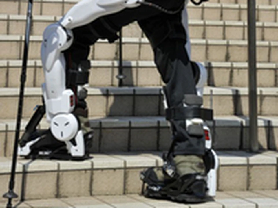 Экзоскелет для мотоциклистов. Роботизированный костюм для инвалидов. Робо костюм на джамперах. Ходячий робот.