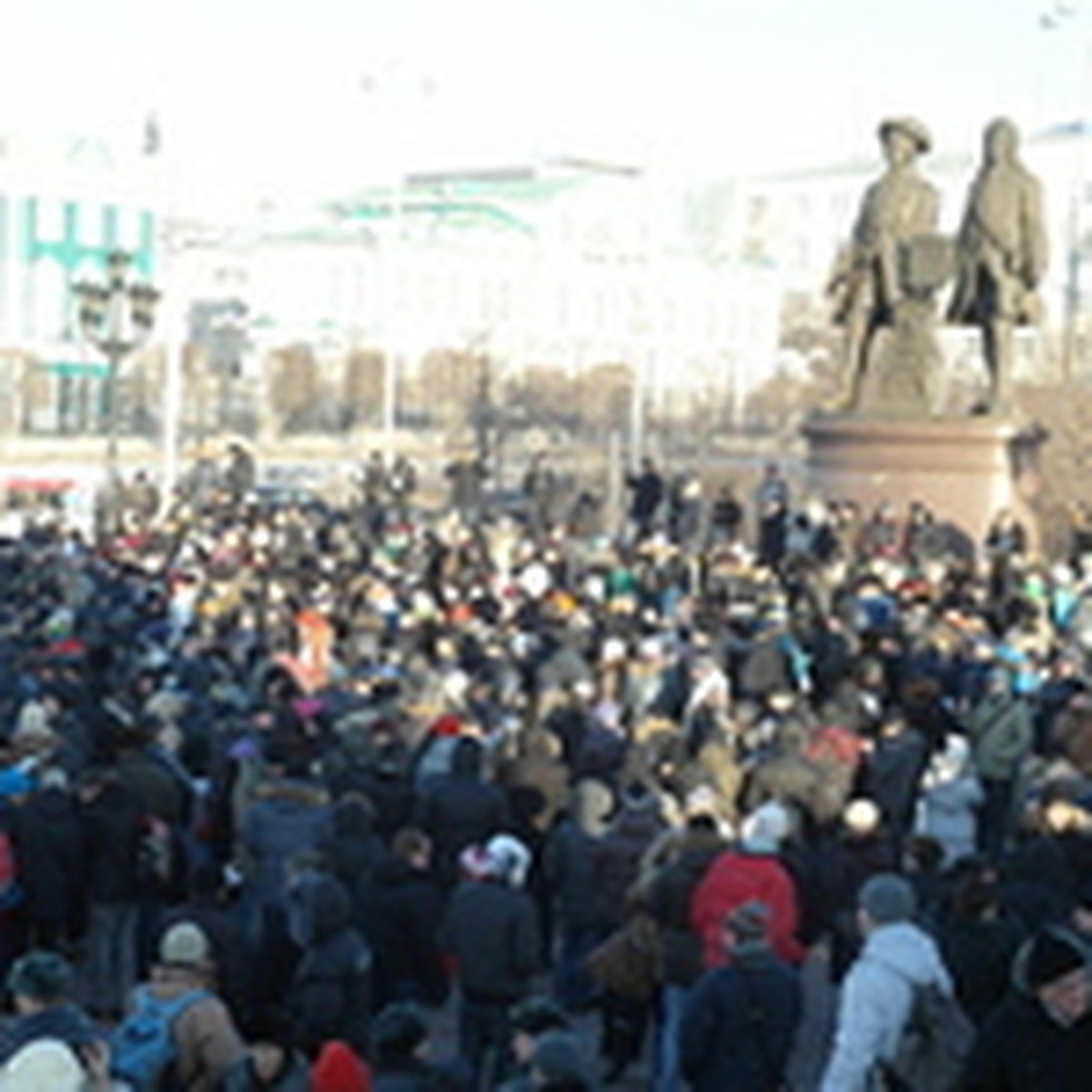 В Екатеринбурге на митинге за честные выборы посадили на кол плюшевого  медведя - KP.RU