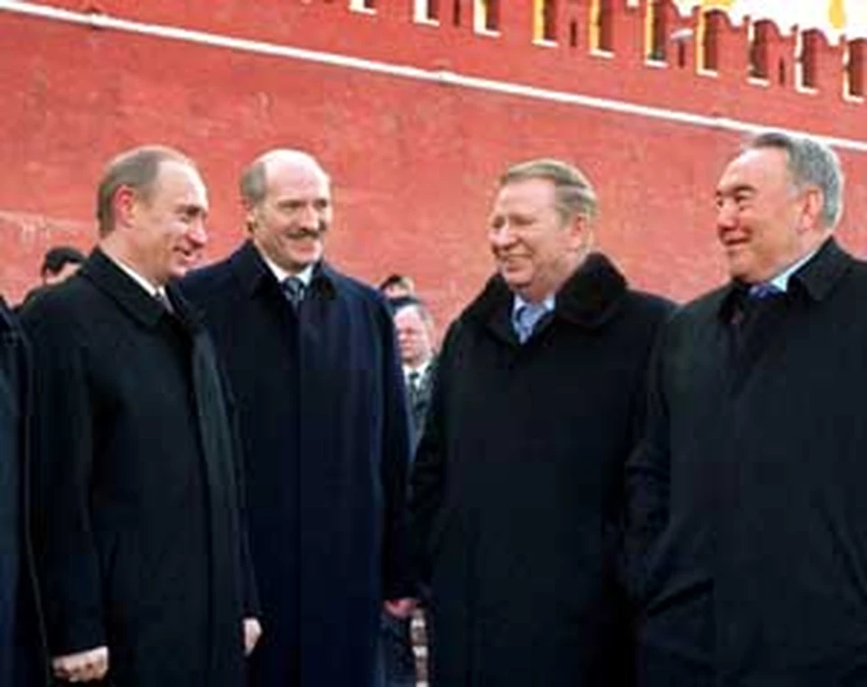 Четыре президента (слева направо) Владимир Путин, Александр Лукашенко, Леонид Кучма и Нурсултан Назарбаев денонсировали Беловежские соглашения.
