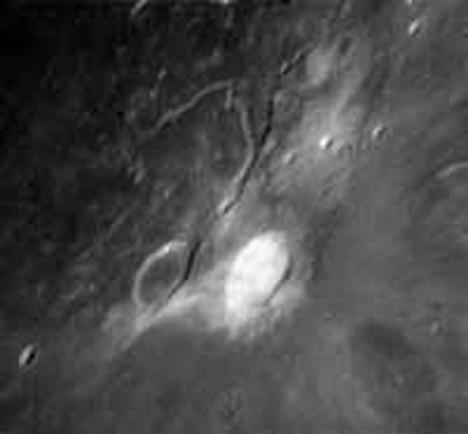 Вечером 25 октября астроном- любитель из Великобритании Брэндон Шау опять увидел странное свечение  в кратере Аристарх - самом загадочном кратере на Луне...