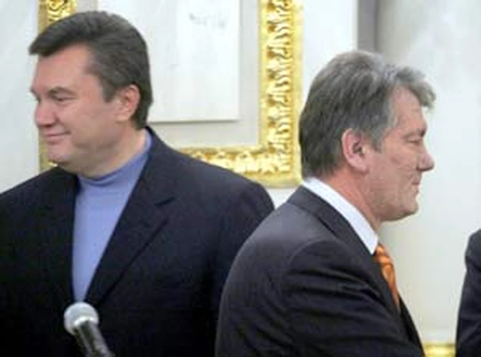 Янукович и Ющенко смотрят в разные стороны и руки друг другу не подают.