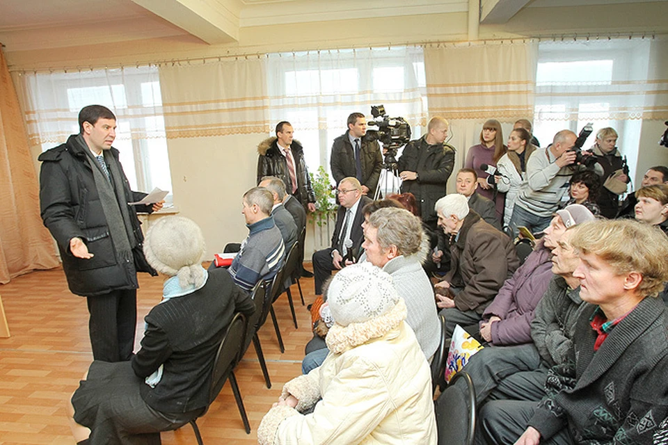Губернатор Михаил Юревич встретился с жителями поселка.