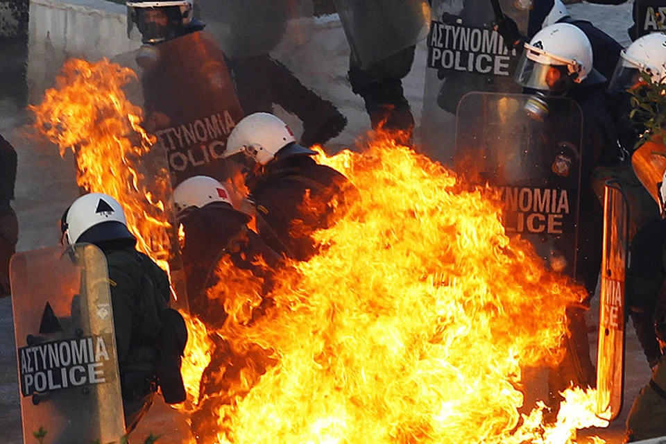 Всеобщая забастовка греков против урезания расходов бюджета закончилась массовыми беспорядками и поджогами