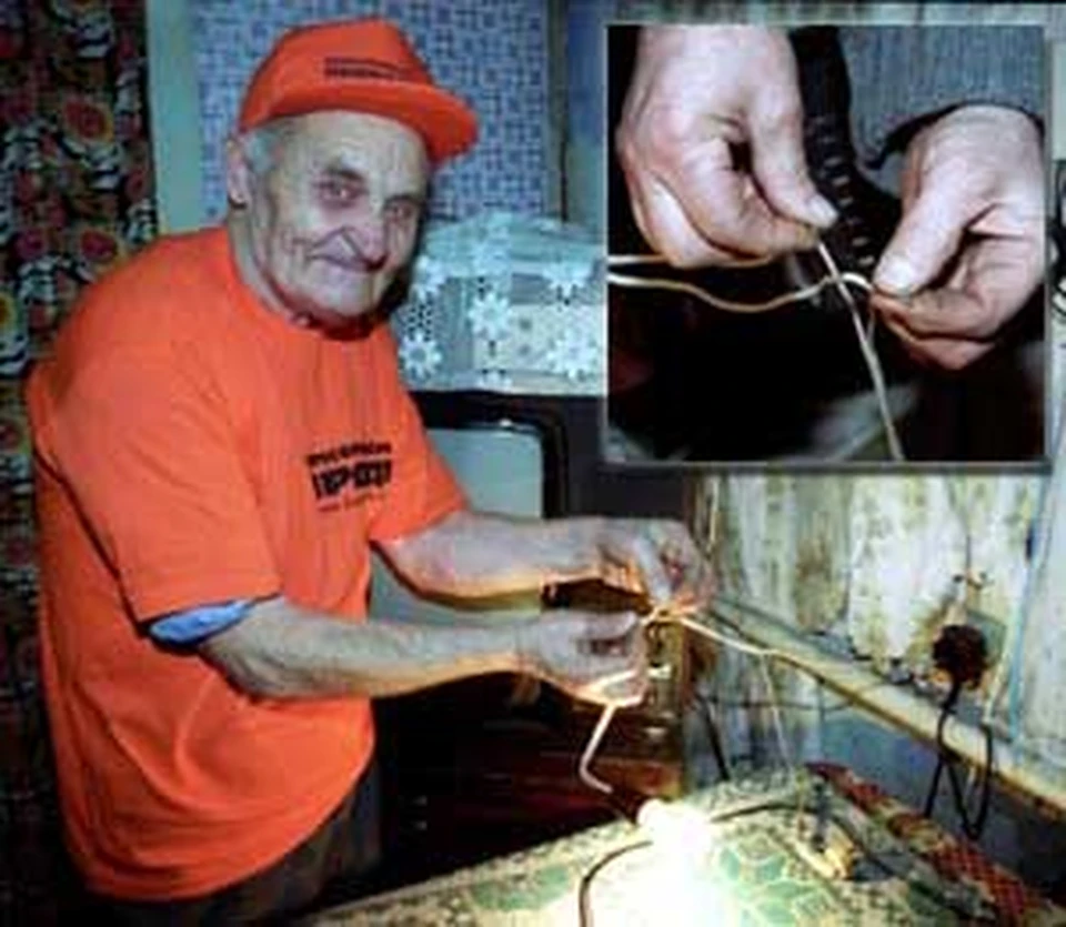 Ровенский пенсионер Василий Трофимович Максютинский может держать 220 вольт хоть до вечера. За это мы премировали его майкой и бейсболкой с символикой нашей газеты.