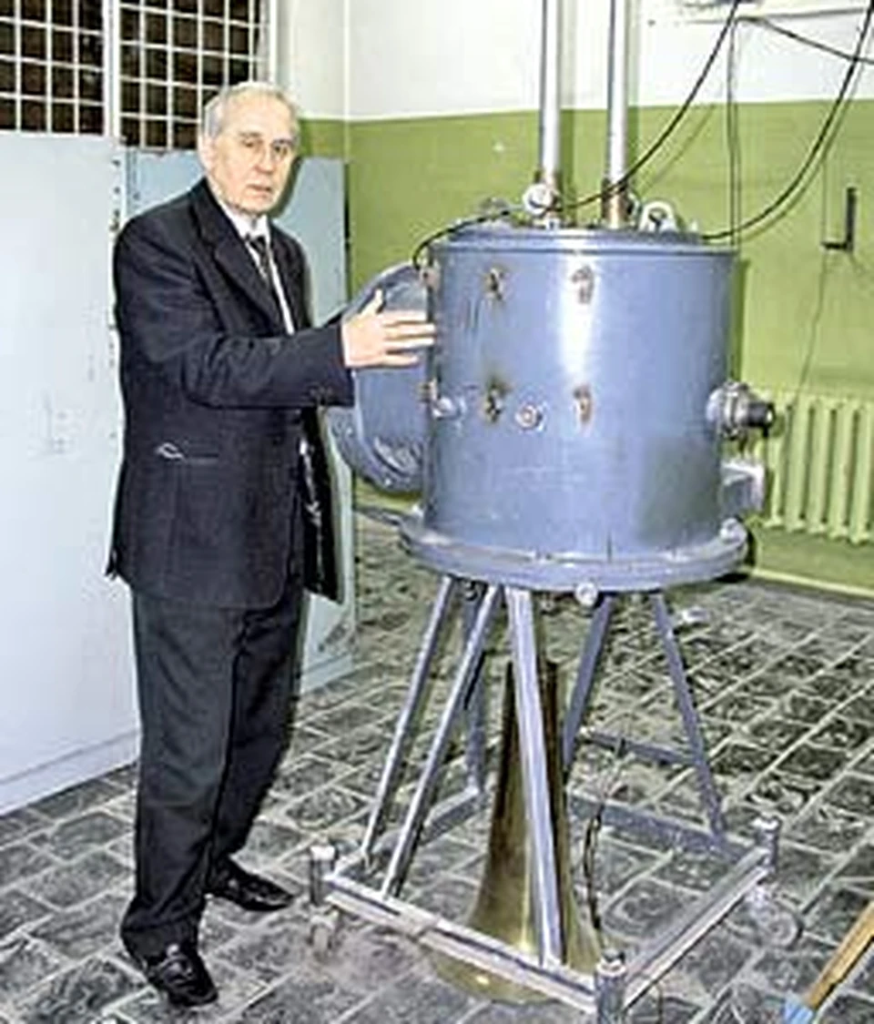 Профессор Мартынов со своим широкополосным градиентометром. Вес прибора: 80 кг. Высота: 3 м.