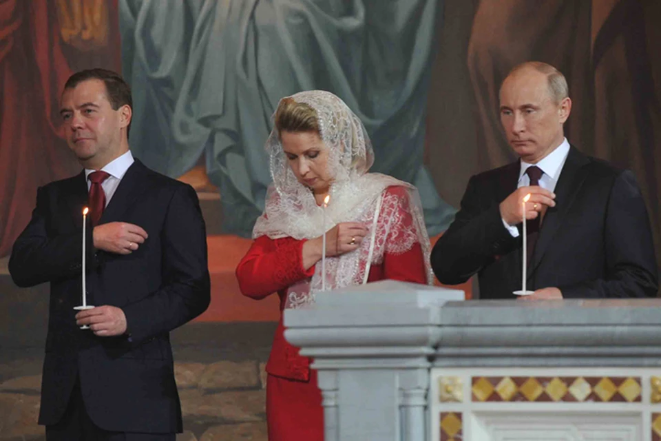 Медведев и Путин помолились в главном храме страны