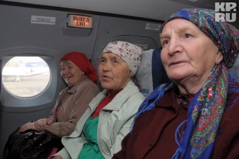 Ребенок на самолете с бабушкой. Бабушка в самолете. Бабуля в самолете. Бабка в аэропорту. Бабушка в автобусе.