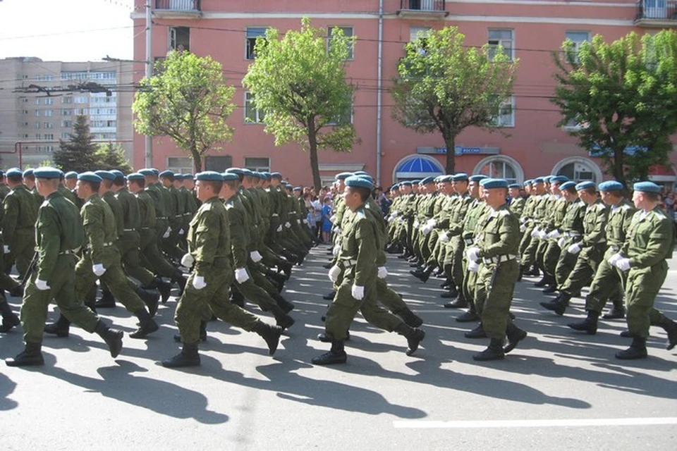 Десантники прошли с песней "Священная война".