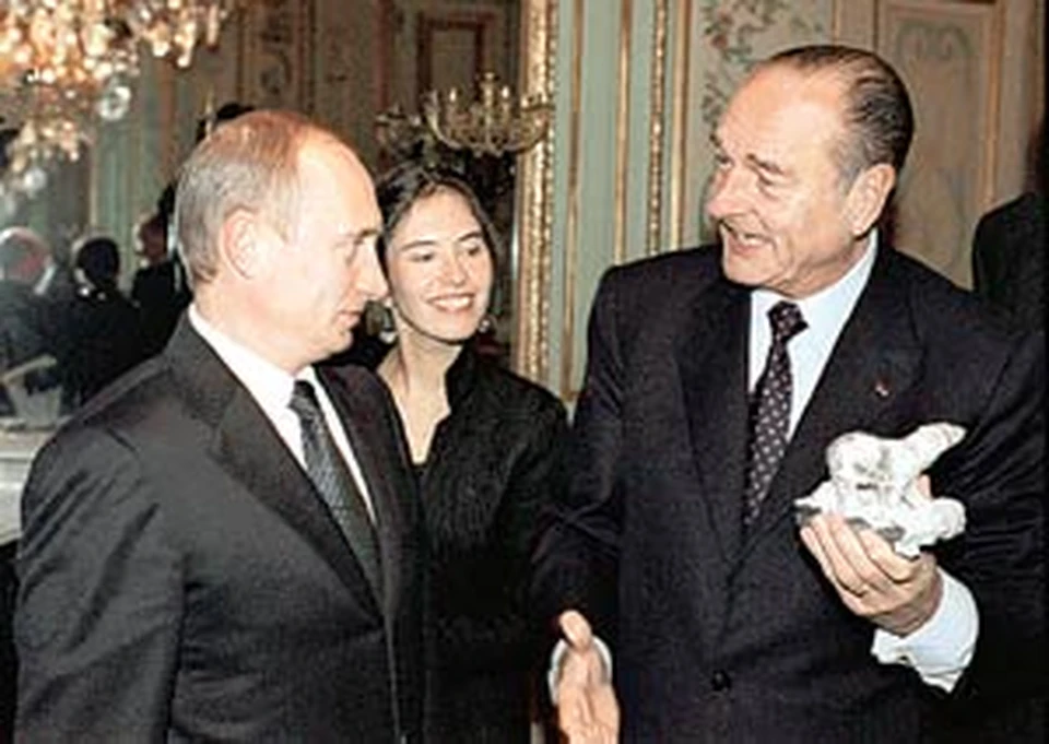 Президенту Франции Жаку Шираку, любителю Арктики, ВВП подарил маленькую серебряную статуэтку белого медведя. Ширак долго и с удовольствием ее разглядывал.