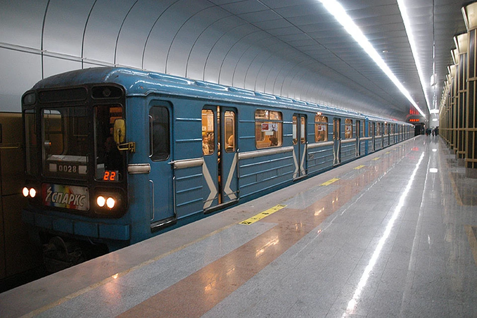 Поезд на станции метро
