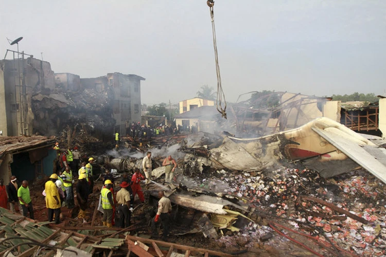 Нигерийский «Боинг» упал в жилом квартале, сжигая десятки людей