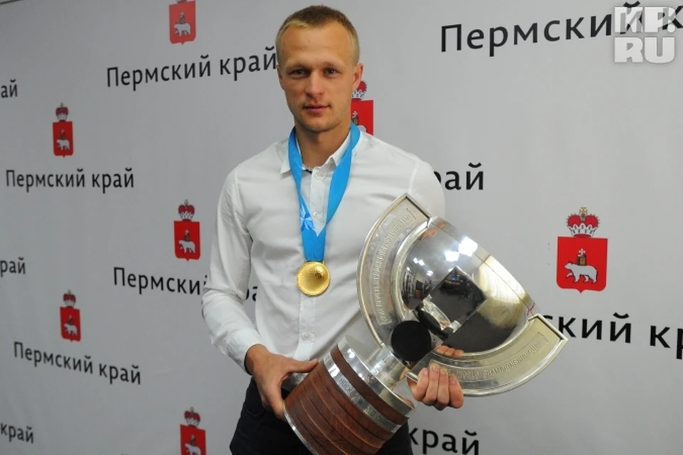 Евгений Кетов с кубком и золотой медалью.