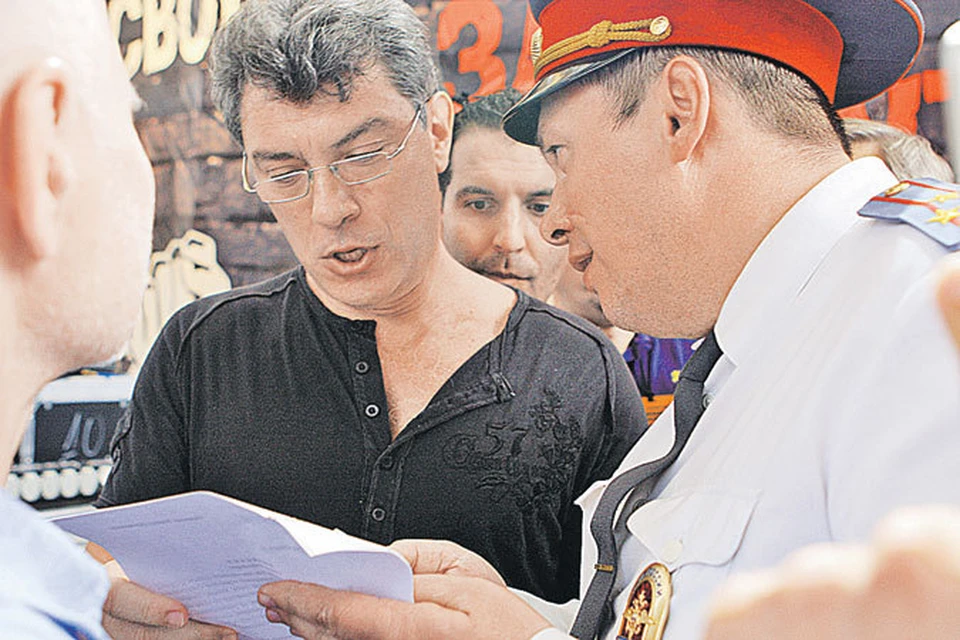 Повестка на допрос в Следственный комитет настигла Немцова прямо на сцене.