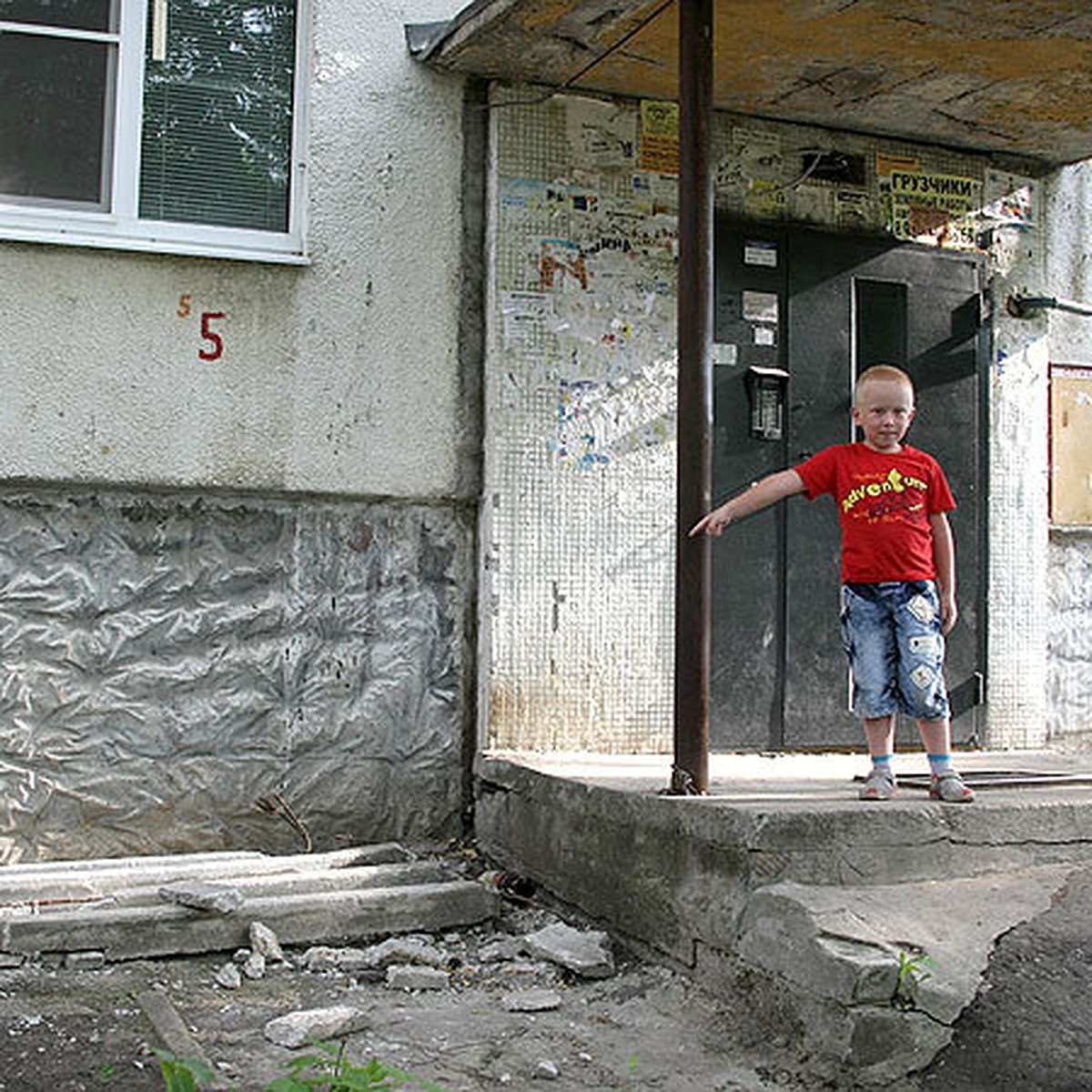 Самарские коммунальщики: «Не столб же упал, а всего лишь козырек подъезда»  - KP.RU