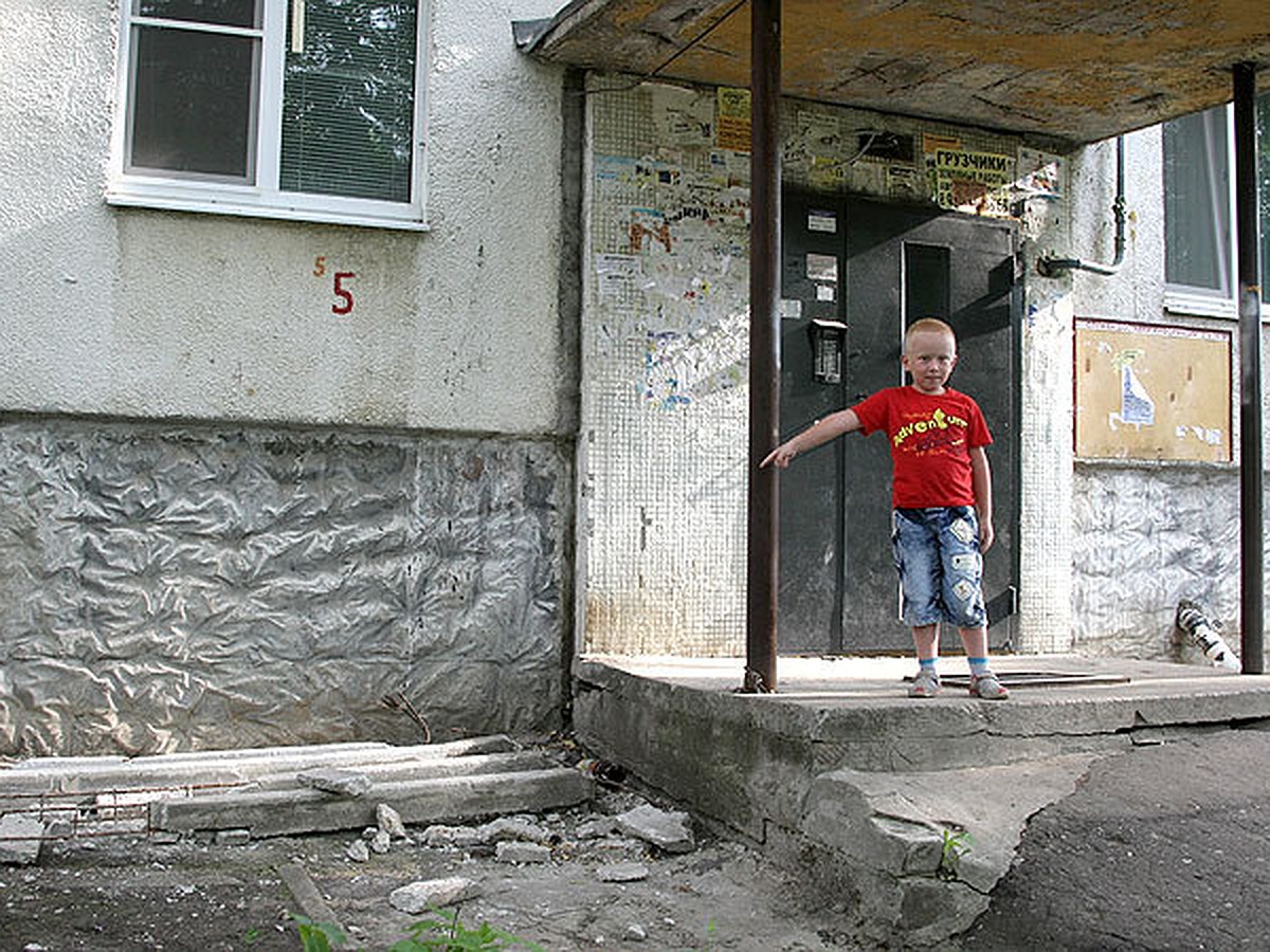 Самарские коммунальщики: «Не столб же упал, а всего лишь козырек подъезда»  - KP.RU