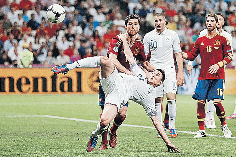 Полузащитник сборной Испании Хаби Алонсо (в центре в красном) стал могильщиком сборной Франции.