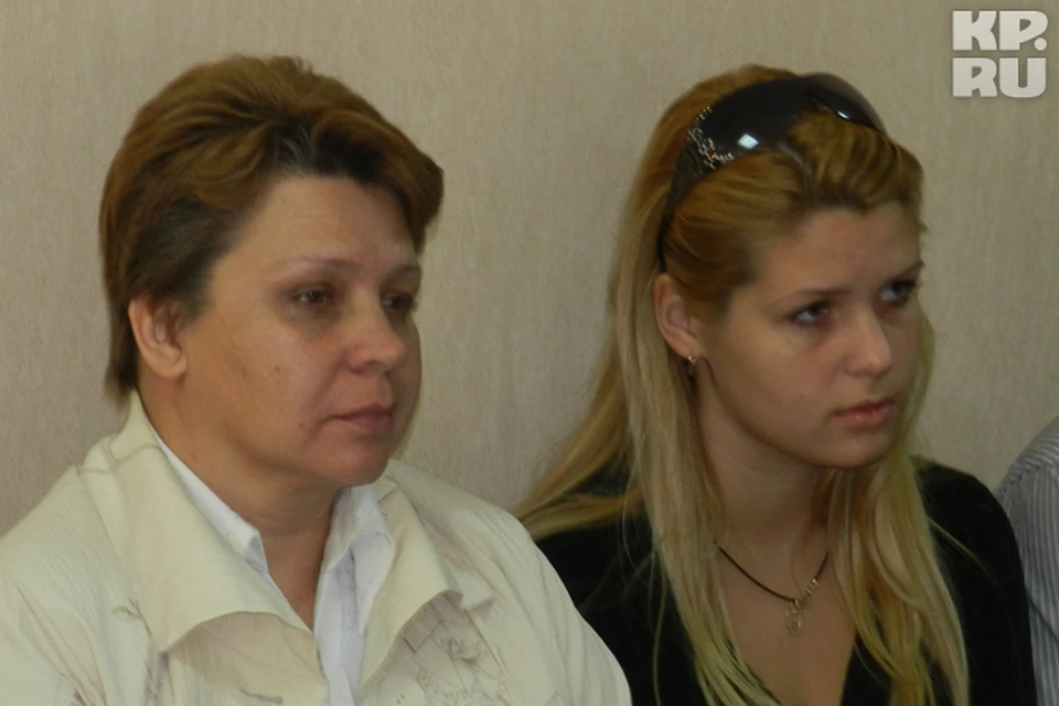 Ирина Добржанская (справа) с матерью Ольгой в зале суда.