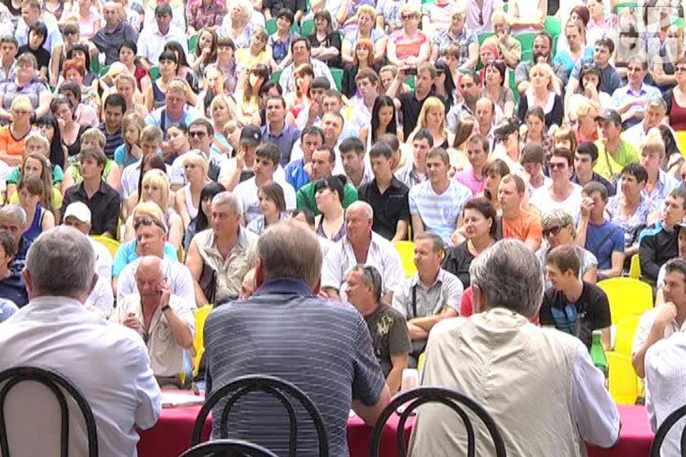 Предприниматели приехали на собрание со всего края.