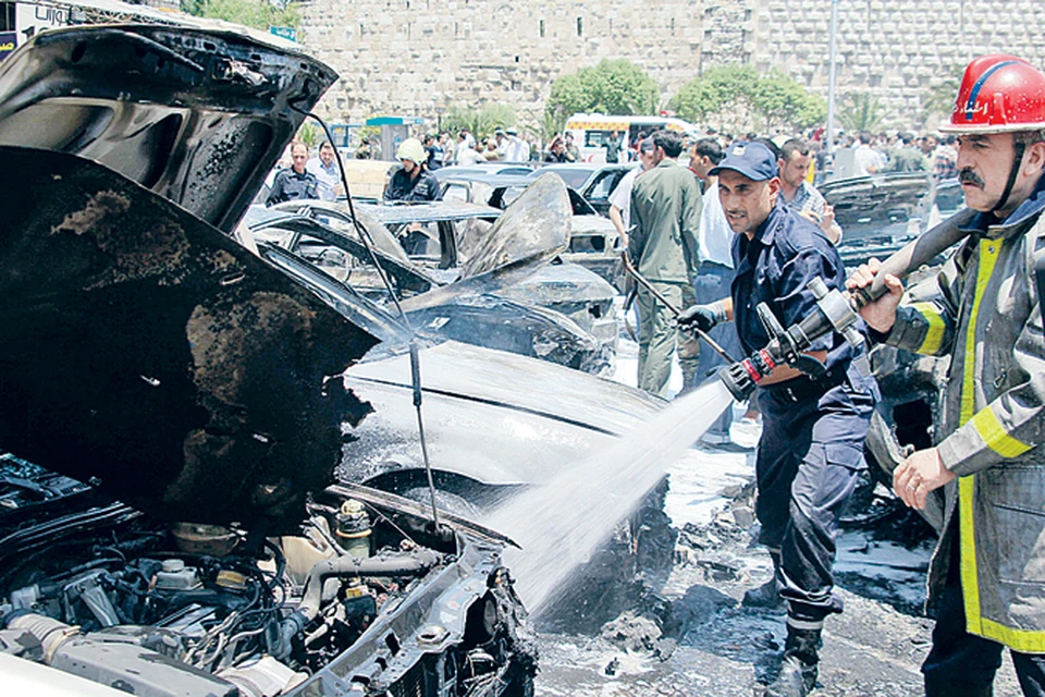 Этот кадр месяц назад сделали в Дамаске спецкоры «КП»: на парковке в центре города взорвалась бомба, унеся несколько жизней. Теракт учинили оппозиционеры, поддерживаемые Западом.