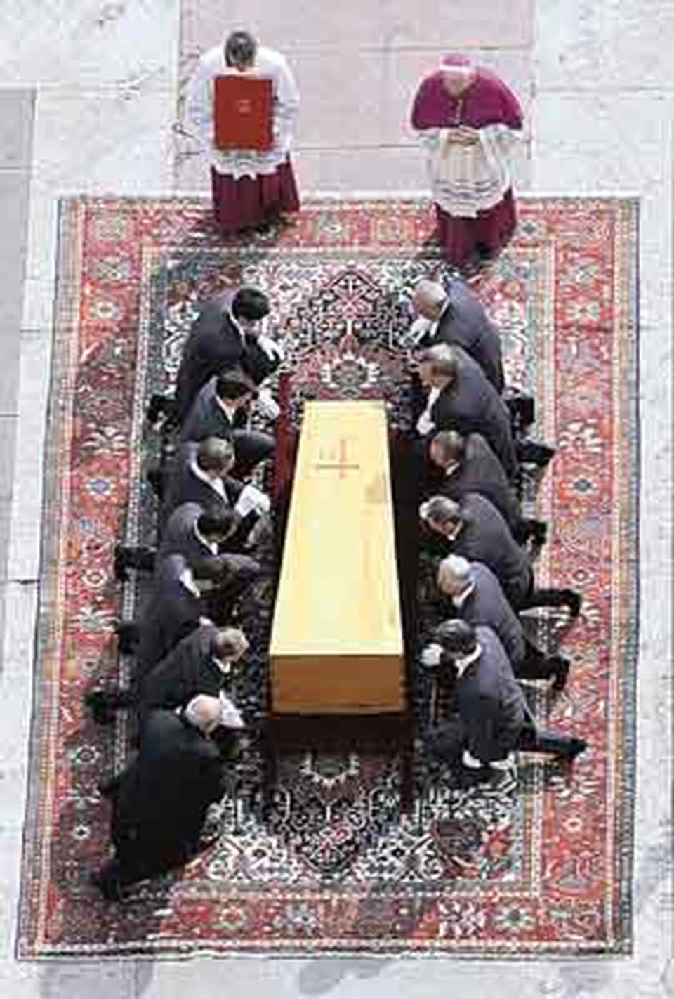 Для последнего прощания гроб с телом понтифика установили на площади перед собором Святого Петра в Ватикане.