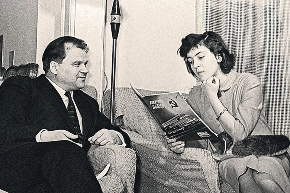 Композитор Тихон Хренников с дочерью Натальей в их московской квартире.