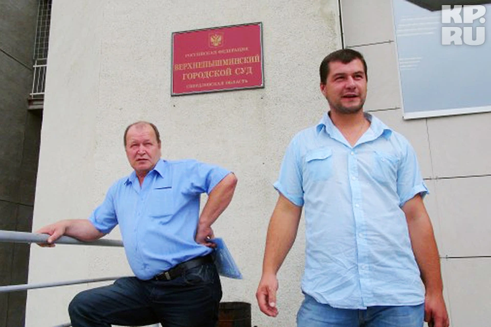 Жители Сагры Виктор Городилов (слева) вместе с сыном Сергеем перед допросом в суде. В деле проходят как потерпевшие.