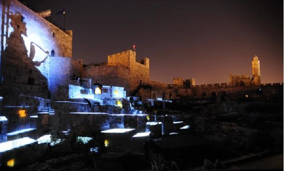 Световые инсталляции украшают древний Иерусалим.