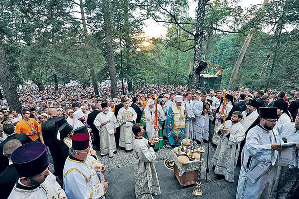 Патриарх Кирилл (в зеленом облачении) и представители польского православного 
и католического духовенства сотворили молебен на святой горе Грабарка в Белостоке. В нем участвовали десятки тысяч верующих.