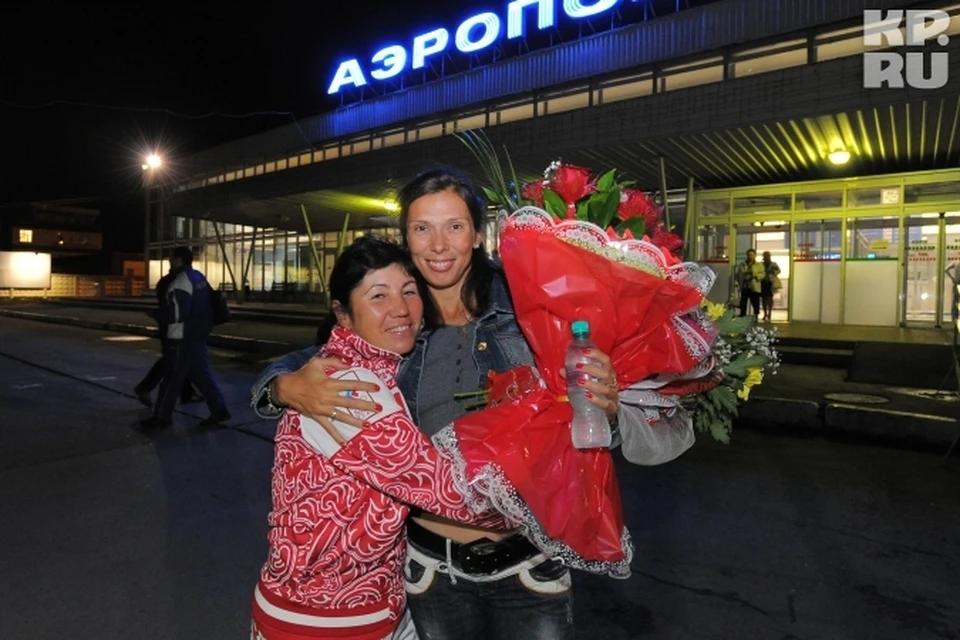 Анастасию Капачинскую (справа) в пермском аэропорту встречала ее тренер Зухра Верещагина.