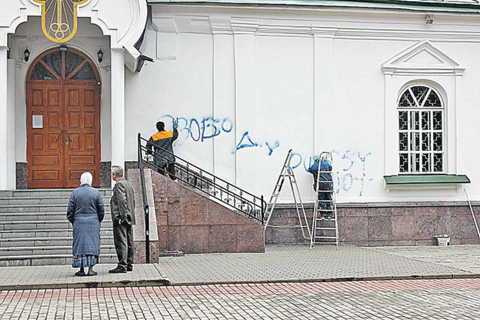 Церковь осквернили рано утром, а днем рабочие уже приводили его в порядок.