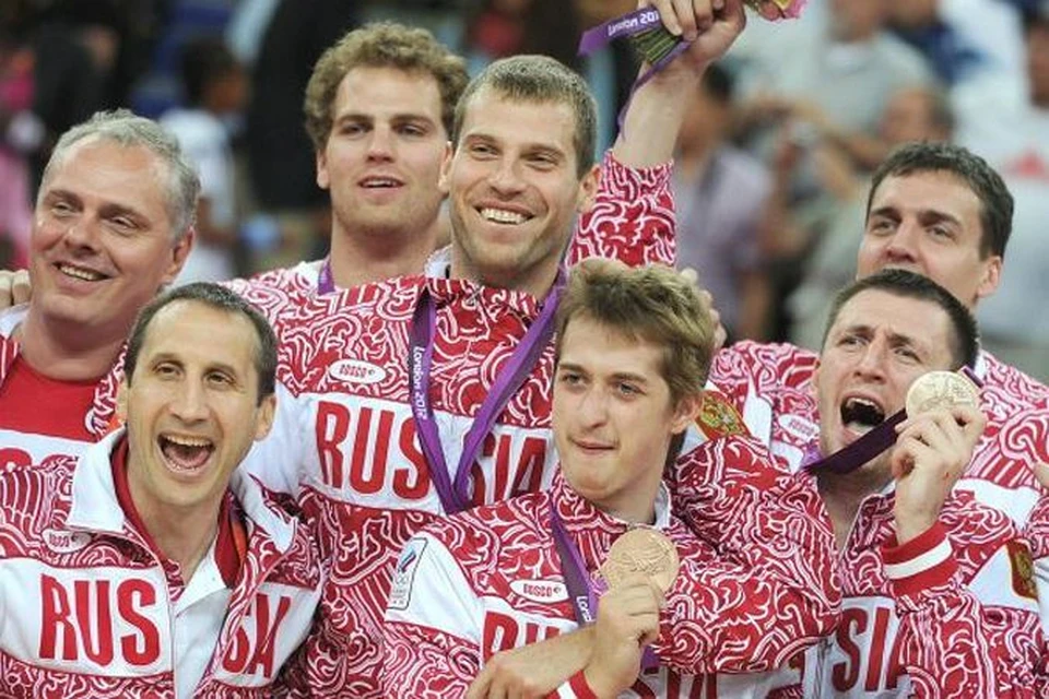 Для Виталия Фридзона (справа на переднем плане) эта медаль - нечто большее, чем обычный спортивный трофей.