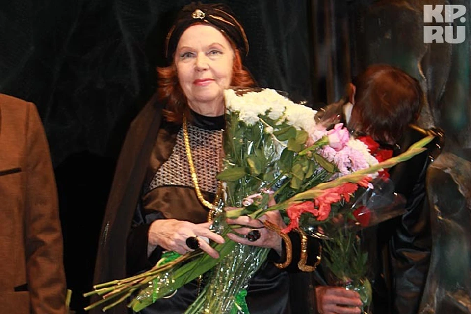 Иза Высоцкая ушла из театра с охапкой цветов от восторженных зрителей