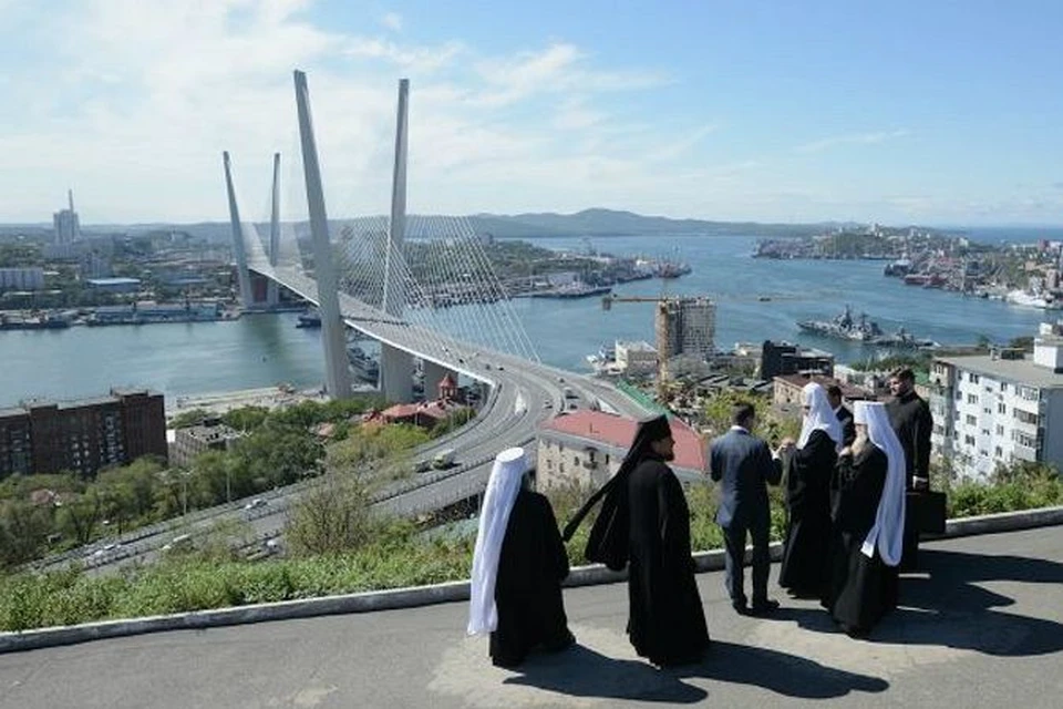 Прежде чем провезти столичных гостей по новому мосту на остров Русский, им дали полюбоваться на него со смотровой площадки.