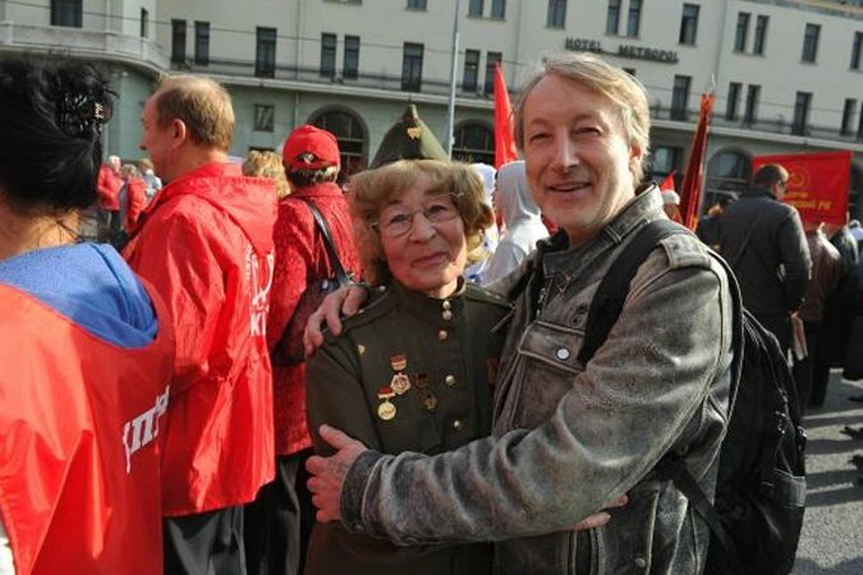 Где же еще встретиться нашему журналисту с мамой в столице, как не на митинге КПРФ?!