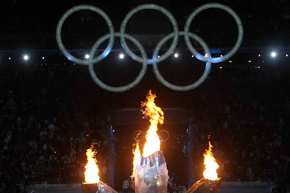 Факел современные игры зажигается. ОИ 2014 Олимпийский огонь. Чаша олимпийского огня Монреаль 1976. Олимп огонь в Сочи.