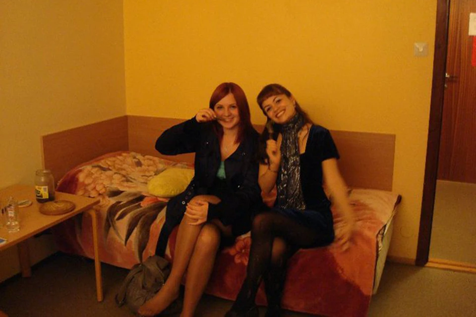 Две подруги в нижнем белье на кровати | Премиум Фото