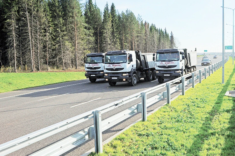 По трем полосам движения в одну сторону без труда могут проехать рядом аж три большегруза.