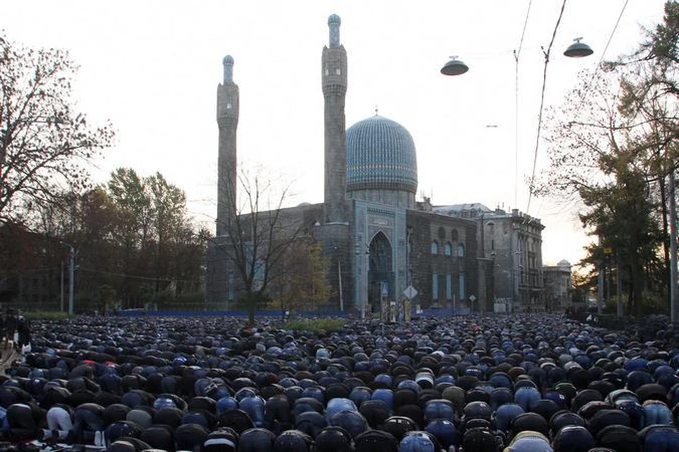Тысячи верующих собрались у Соборной мечети