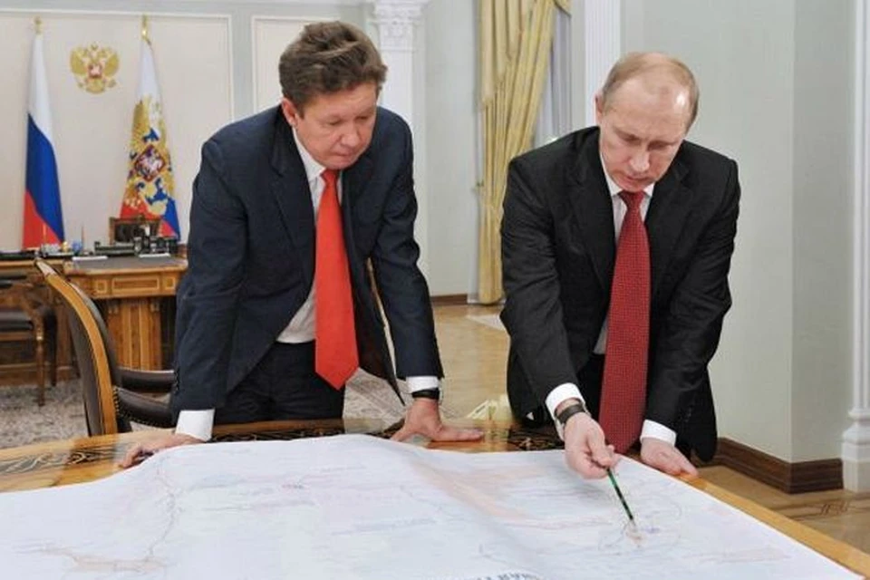 Владимир Путин и Алексей Миллер прямо на карте прочертили маршруты новых газовых магистралей, которые соединят в одну газопроводную систему запад и восток России.