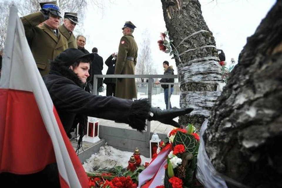 Вторая годовщина авиакатастрофы под Смоленском. На снимке - церемония возложения венков к месту крушения.