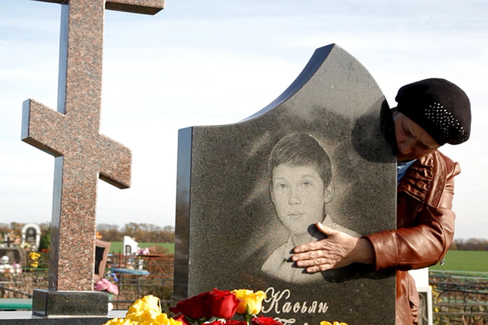 На могиле внука и дочки Светлана Сребная молится о том, чтобы их убийц побыстрее наказали