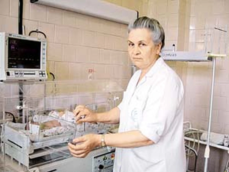 Лариса Ивановна вчера весь день не отходила от кроватки новорожденного.