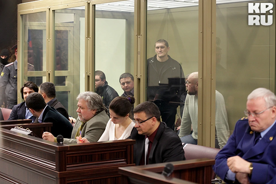 В суде Сергей Цапок (в клетке слева) ведет себя нормально