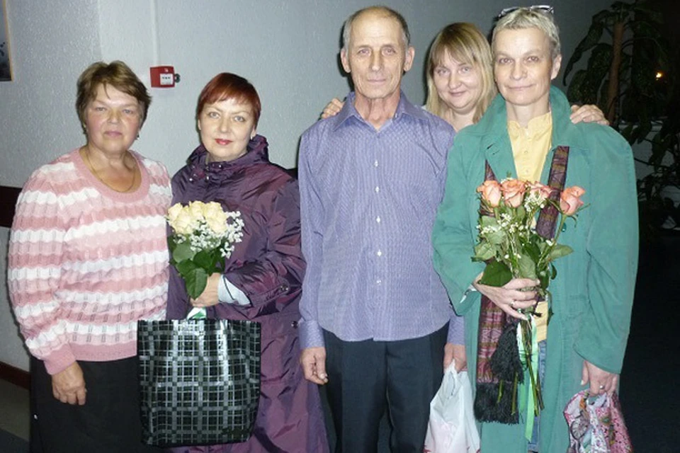 Сестры Валя (крайняя слева), найденная Галя (вторая слева) и брат Александр на телепередаче "Жди меня".