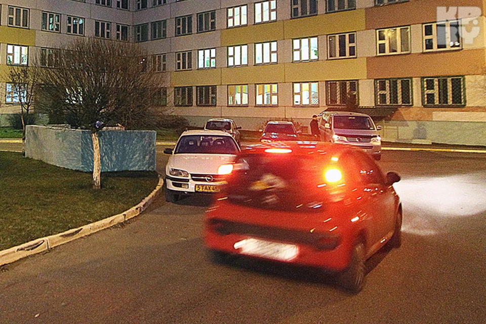Мама выпила бутылку шампанского, а потом повезла ребенка в гимназию.